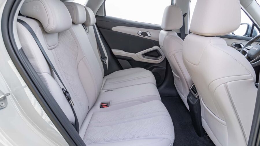 BYD Atto 2 DM-i: Primeiro híbrido plug-in flex da marca chega ao Brasil por R$ 149.990 6 BYD Atto 2 interior banco traseiro