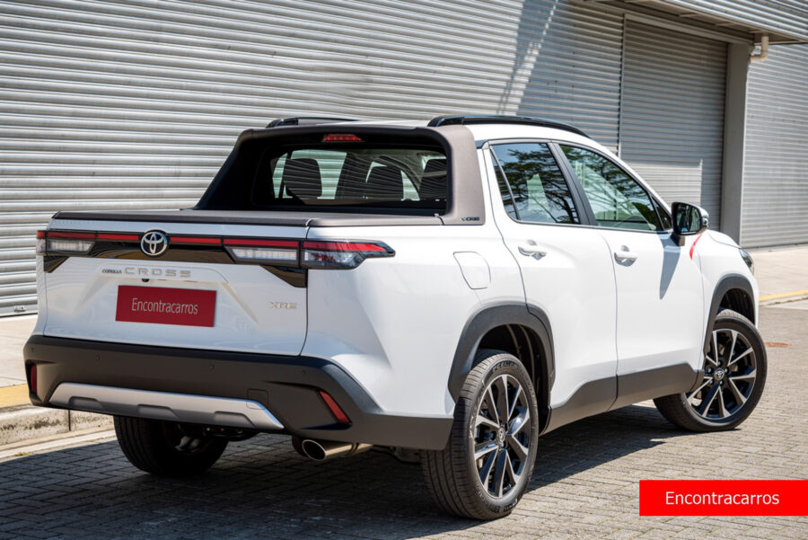 Toyota Corolla Cross Picape já roda em testes e chega no próximo ano com motor híbrido de 239 cv 6 Toyota Corolla Cross picape traseira