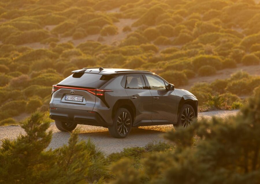 Toyota bZ4X - Primeiro carro elétrico da marca no Brasil chega por R$ 419.990 2 Toyota bZ4x 2026 traseira