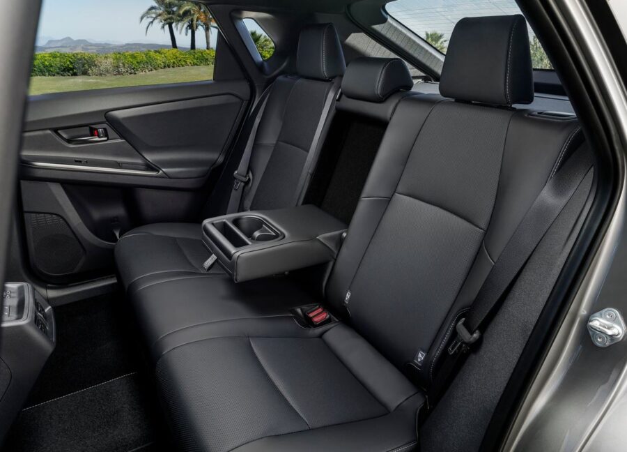 Toyota bZ4X - Primeiro carro elétrico da marca no Brasil chega por R$ 419.990 5 Toyota bZ4x interior banco traseiro