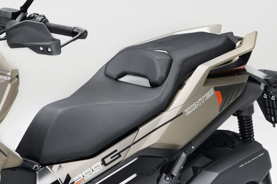 Zontes 368G: Primeira scooter aventureira da marca chega por R$ 45.800 4 Zontes 368G banco