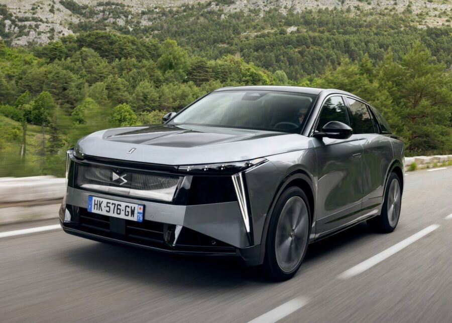 DS Nº7 2027: nova geração do SUV de luxo aposta em design ousado, mais tecnologia e versões elétricas 1 DS Nº7