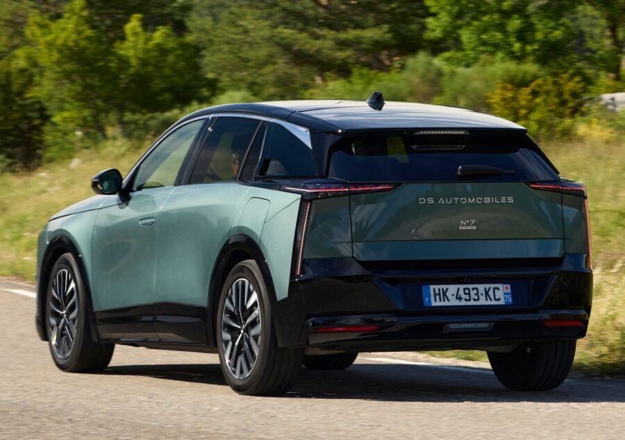 DS Nº7 2027: nova geração do SUV de luxo aposta em design ousado, mais tecnologia e versões elétricas 2 DS Nº7