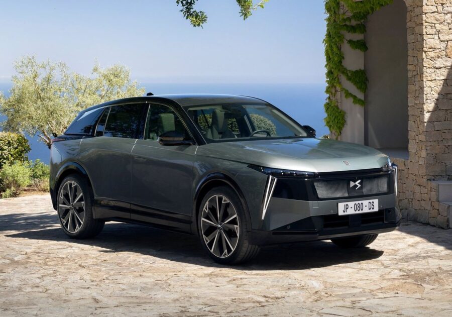 DS Nº7 2027: nova geração do SUV de luxo aposta em design ousado, mais tecnologia e versões elétricas 4 DS Nº7