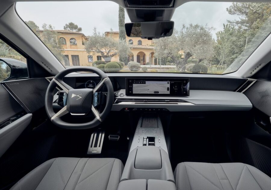 DS Nº7 2027: nova geração do SUV de luxo aposta em design ousado, mais tecnologia e versões elétricas 5 DS Nº7 2027 interior