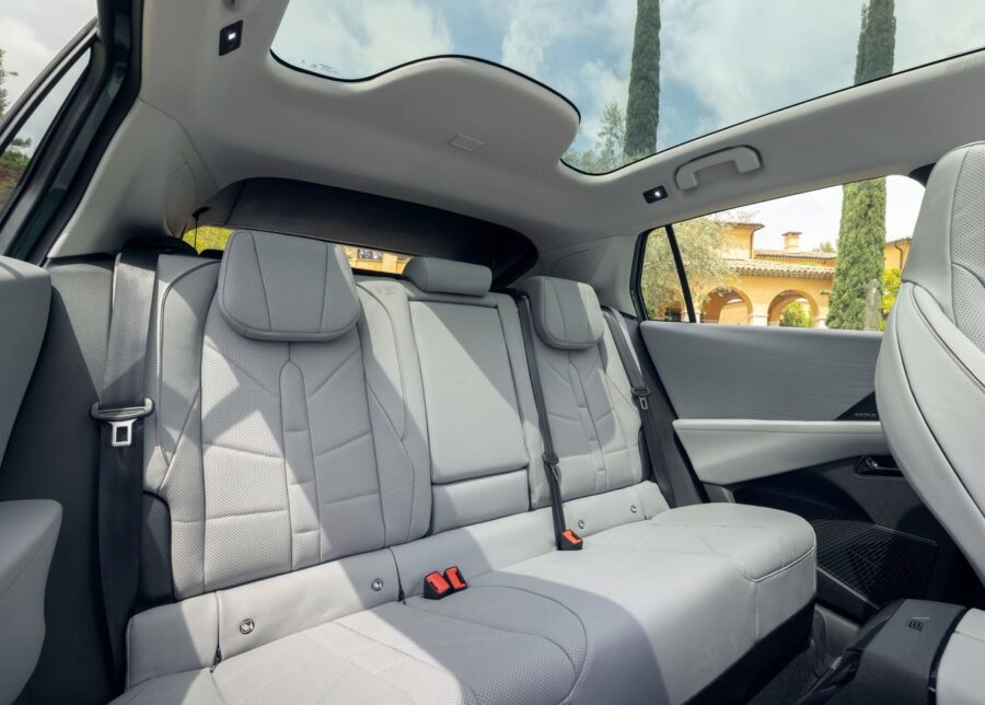 DS Nº7 2027: nova geração do SUV de luxo aposta em design ousado, mais tecnologia e versões elétricas 8 DS Nº7 2027 interior banco traseiro