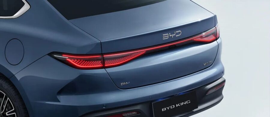 Novo BYD King chegará em 2027 de cara nova, motor híbrido flex e produção nacional em Camaçari 5 BYD King 2027 2028 traseira