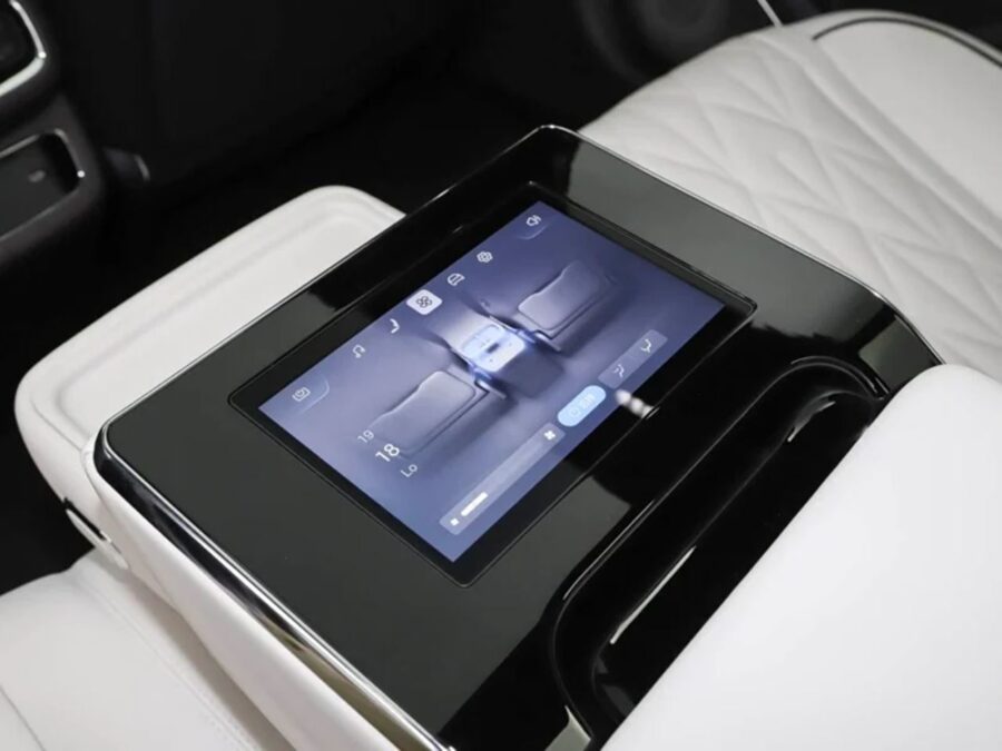 BYD Denza Z9S - Com 1.194 HP novo sedan da marca de luxo da BYD impressiona 5 Denza Z9s interior banco traseiro tela touch
