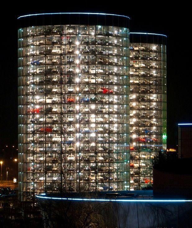 Volkswagen enfrenta a pior crise em sua história e deve reduzir empregos e carros 1 Fábrica Volkswagen Wolfsburg torre de carros