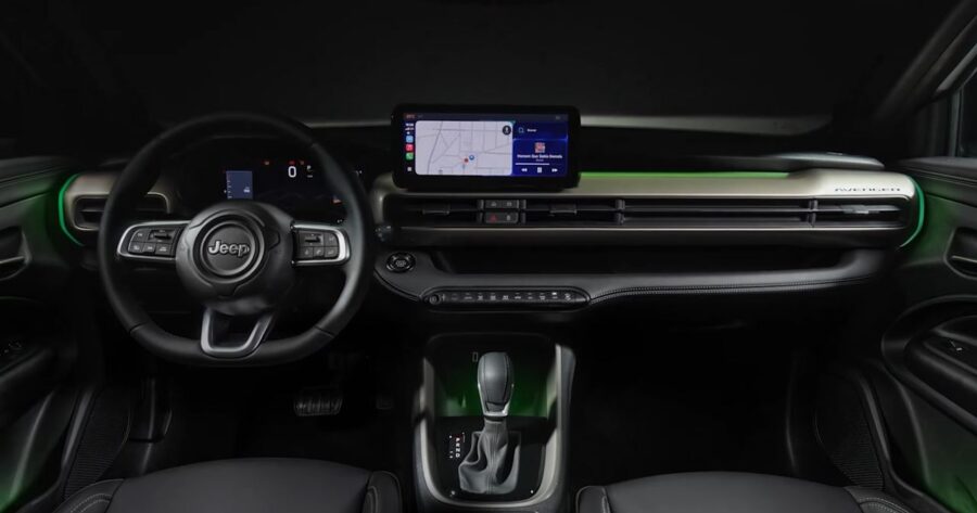 Novo Jeep Avenger começa a ser produzido no Brasil e terá motor híbrido de série, confira versões, equipamentos e expectativa de preços 3 Novo Jeep Avenger interior