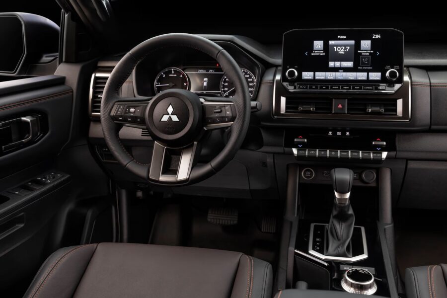 Mitsubishi Triton BF///MF - Edição especial tem visual exclusivo por R$ 339.990 3 Mitsubishi Triton BF///MF interior painel
