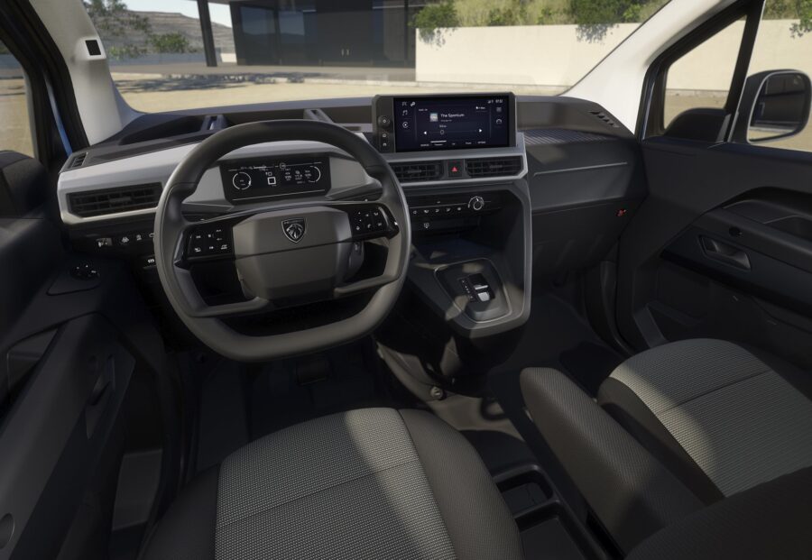 Stellantis apresenta novos Doblò, Berlingo e Partner para cargas 2 Peugeot Partner Active 2027 interior