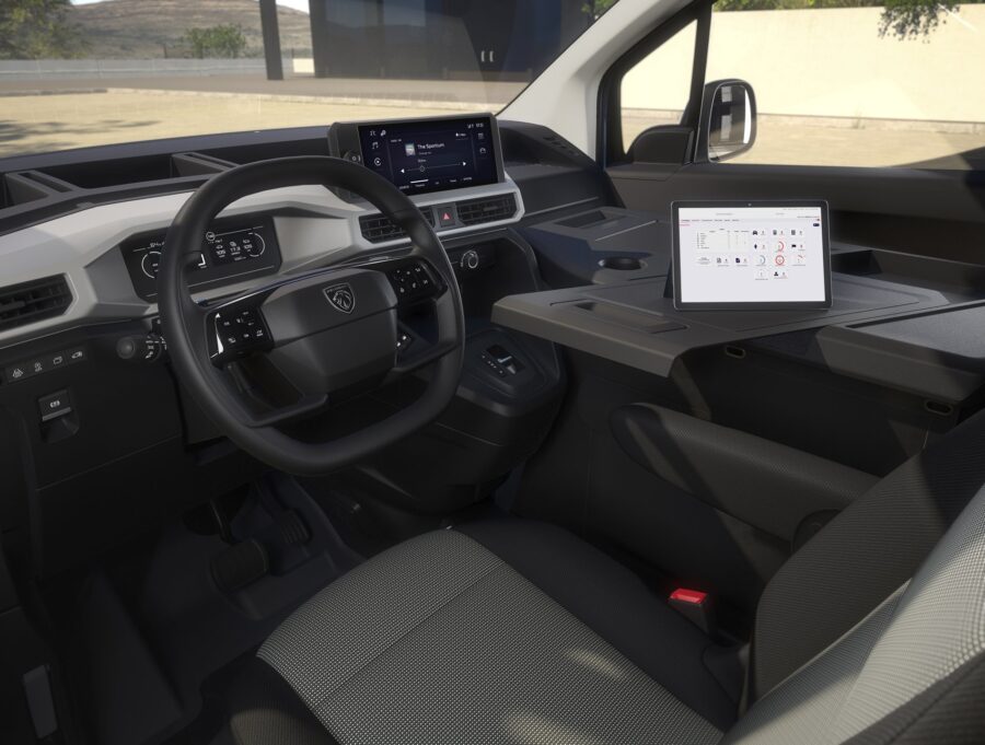 Stellantis apresenta novos Doblò, Berlingo e Partner para cargas 4 Peugeot Partner Active 2027 interior