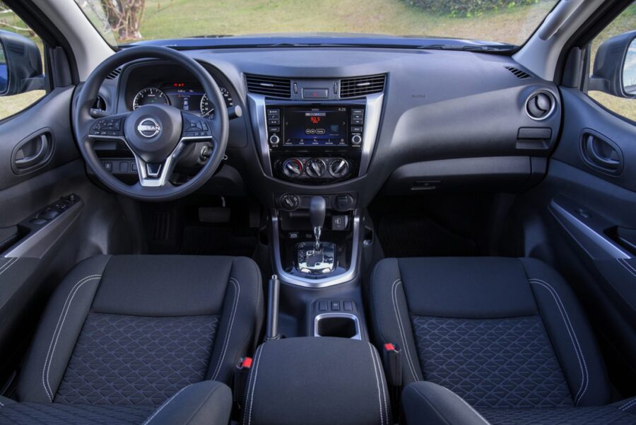 Nissan Frontier sai de linha no Brasil após queda brusca de vendas 2 Nissan Frontier interior