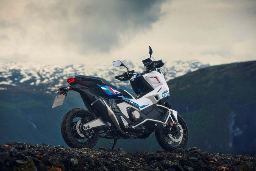 Honda X-ADV 2027 chega ao Brasil com novas cores e preço de R$ 93.500, é scooter mais cara do país 5 Honda X ADV traseira