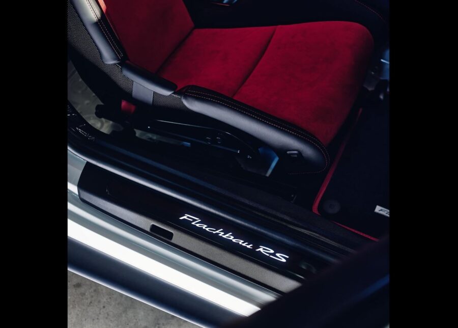 Porsche Flachbau RS: o 911 mais exclusivo da marca combina aerodinâmica e desempenho brutal 6 Porsche 911 Flachbau RS 2026 interior detalhe soleira das portas