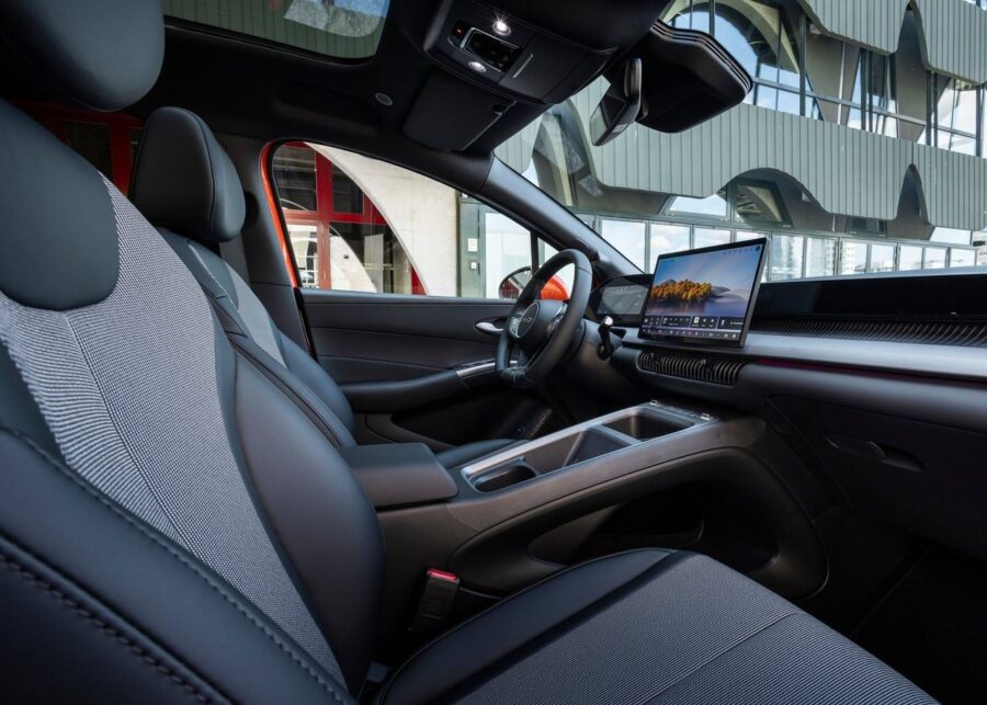 BYD Dolphin G DM-i 2027: o novo híbrido da marca chegará ao Brasil no início de 2027 partindo de R$ 130 mil 5 BYD Dolphin G DM-i 2027 interior painel e bancos