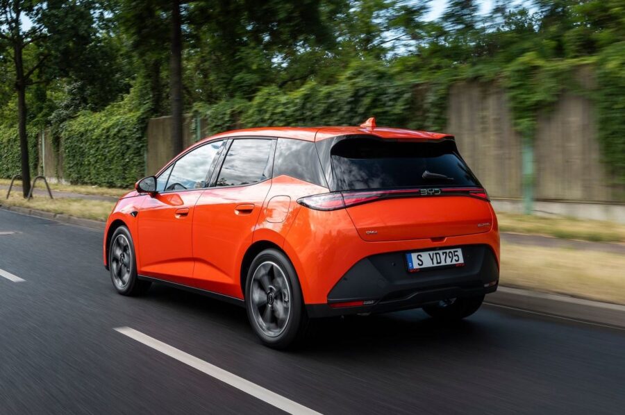 BYD Dolphin G DM-i 2027: o novo híbrido da marca chegará ao Brasil no início de 2027 partindo de R$ 130 mil 2 BYD Dolphin G DM-i traseira