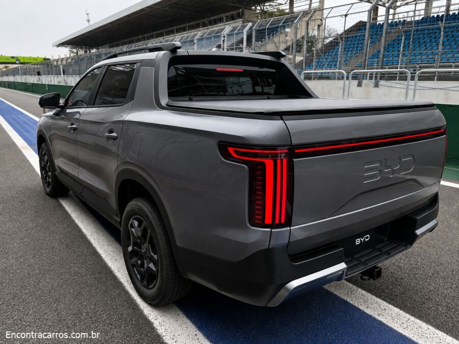 BYD Mako: primeira picape híbrida plug-in flex do Brasil chega no fim de 2026, confira expectativa de preços e motorizações 1 BYD Mako traseira