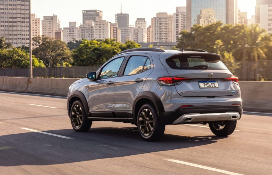 Fiat Pulse 2027: SUV fica mais caro e ganha série BlackMotion. Confira os preços, versões e equipamentos 2 Fiat Pulse Audace 2027 traseira
