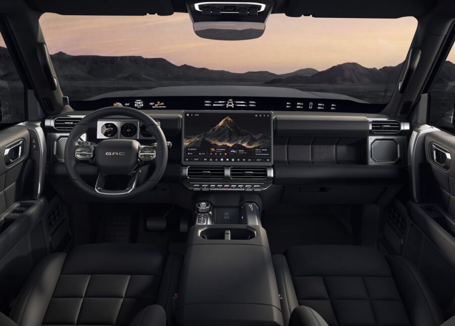 GAC Yue 7: SUV híbrido de 536 cv com jeito de Defender impressiona e pode vir ao Brasil 5 GAC Yue 7 interior painel acabamento cor preta
