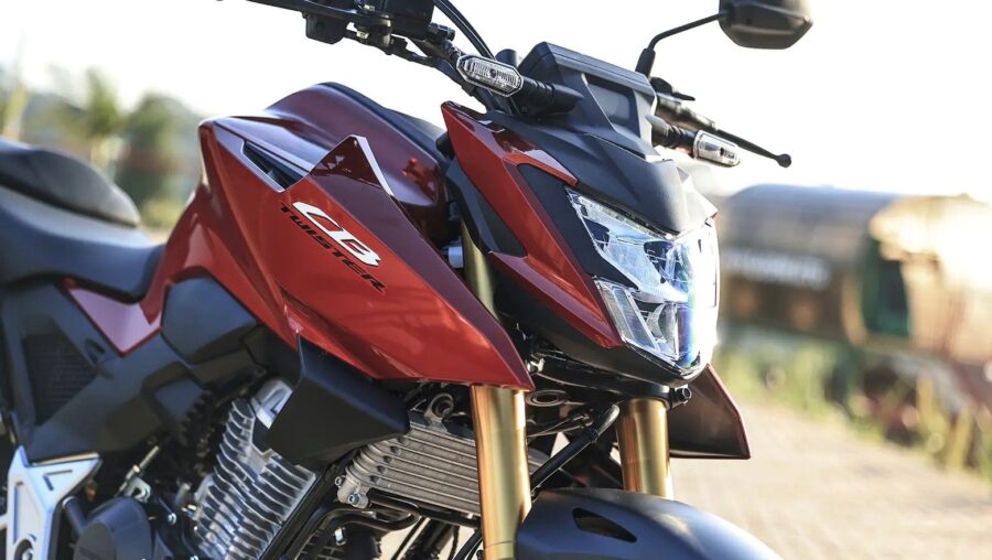Honda CB300F Twister 2027: ganha suspensão invertida, controle de tração e versão S. Confira os preços 2 Honda CB 300 Twister 2027 detalhe farol e carenagem frontal