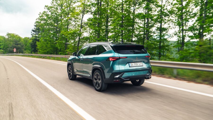 Renault Boreal fica até R$ 22 mil mais barato em agosto e parte de R$ 159.990 4 Renault Boreal traseira