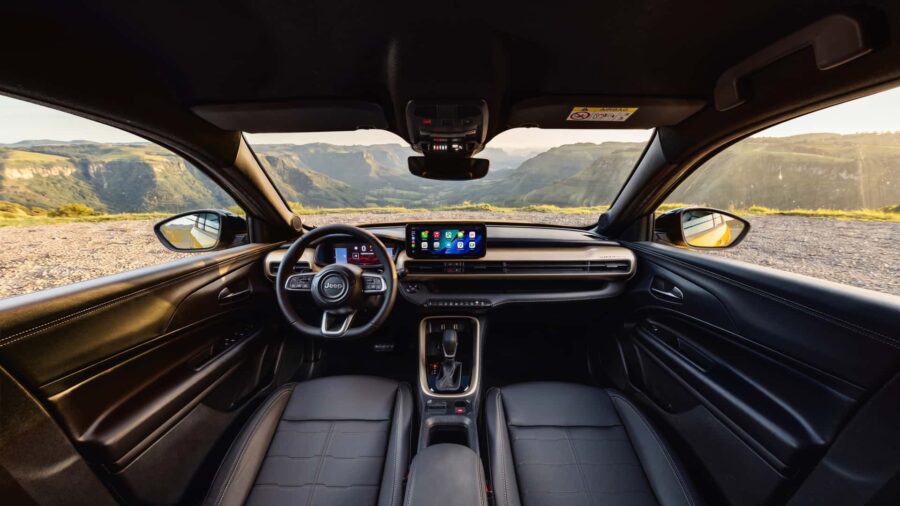 Jeep Avenger estreia no Brasil com sistema híbrido-leve e preço de R$ 114.990. Em detalhes, versões, equipamentos, dados técnicos e analise 5 Jeep Avenger 2027 Limited interior