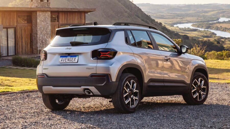 Jeep Avenger estreia no Brasil com sistema híbrido-leve e preço de R$ 114.990. Em detalhes, versões, equipamentos, dados técnicos e analise 1 Jeep Avenger 2027 Longitude traseira