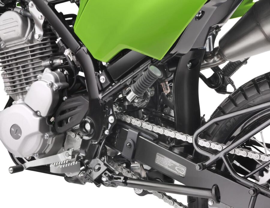 Kawasaki KLX 230 chega ao Brasil por R$ 19.990 a R$ 24.990, será melhor que a Honda Bros e Yamaha Crosser ? 2 Kawasaki KLX 230 detalhe motor