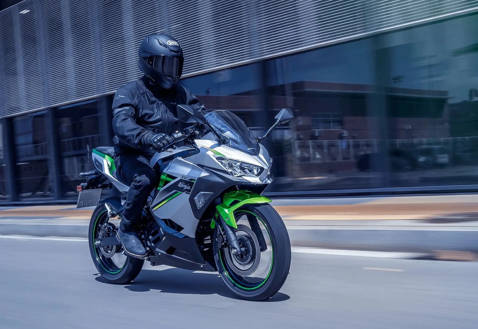 Kawasaki Ninja e-1: a esportiva elétrica roda até 65 km, porém o desempenho decepciona. Confira