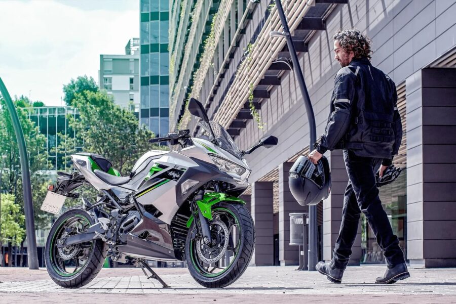 Kawasaki Ninja e-1: a esportiva elétrica roda até 65 km, porém o desempenho decepciona. Confira 1 Kawasaki Ninja e-1 elétrica