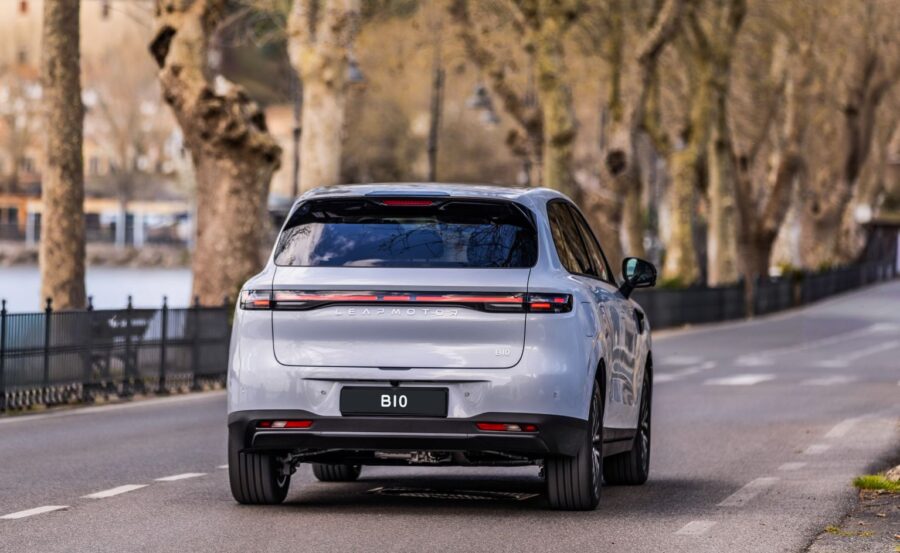 Leapmotor B10 Ultra-Híbrido com 900 km de autonomia chega ao Brasil, preço ainda é segredo, mas já sabemos consumo, autonomia e equipamentos, confira 2 Leapmotor B10 REEV Super Híbrido