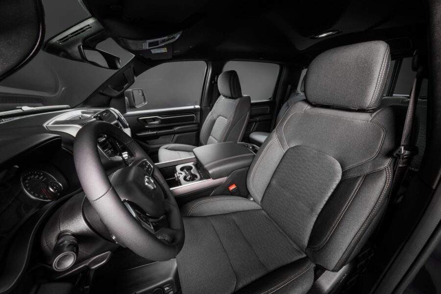 Nova Ram 1500 Big Horn chega ao Brasil por R$ 449.990, esta é a versão mais barata da picape 4 Ram 1500 Big Horn 2026 2027 interior bancos dianteiros