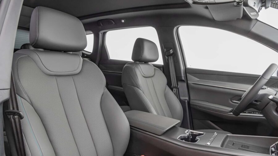 BYD lança Song Pro 2027 com conjunto híbrido flex, preço a partir de R$ 176.990 e novos equipamentos 4 BYD Song Pro Flex 2027 interior bancos dianteiros