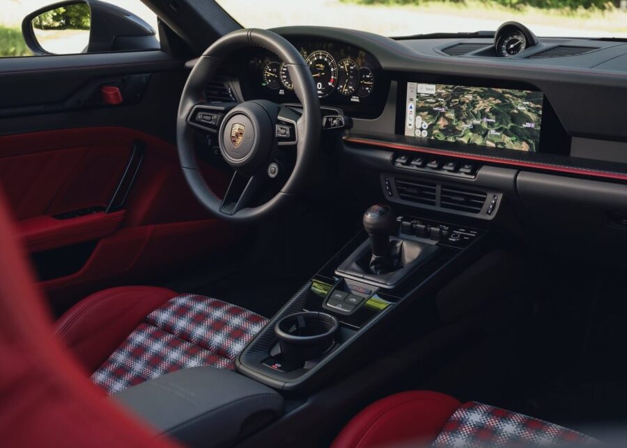 Porsche 911 GT3 S-C combina motor aspirado, câmbio manual e carroceria conversível por R$ 2 milhões 5 Porsche 911 GT3 S C interior painel