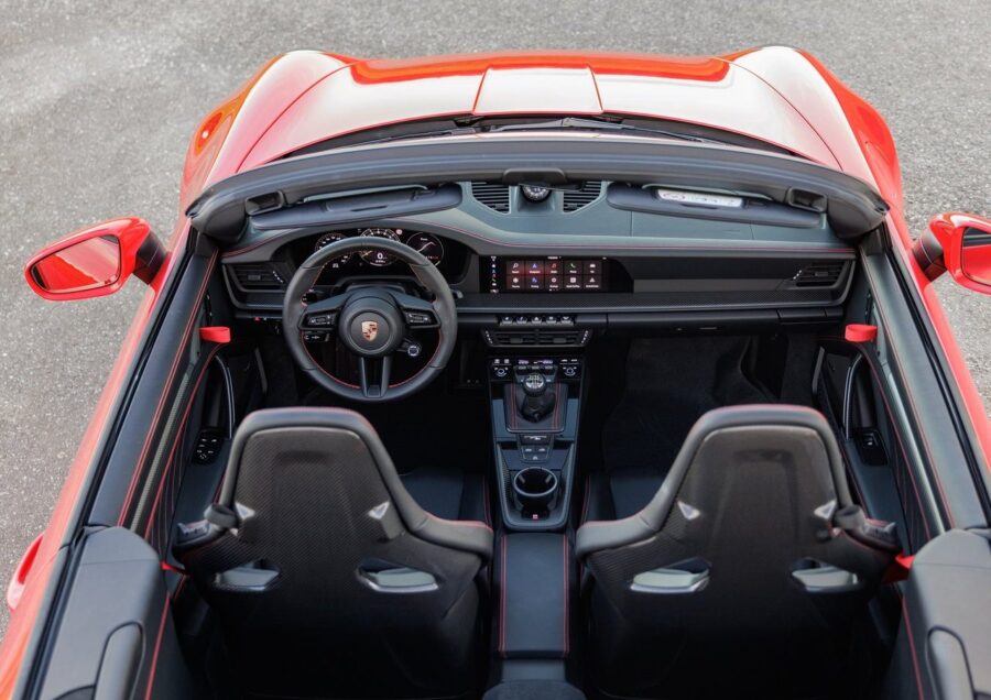 Porsche 911 GT3 S-C combina motor aspirado, câmbio manual e carroceria conversível por R$ 2 milhões 4 Porsche 911 GT3 S C interior