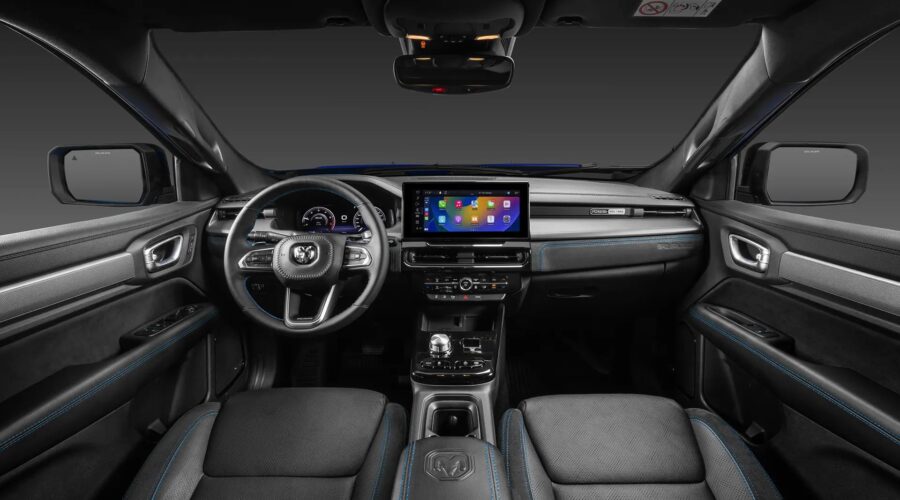 Ram lança série limitada Rampage Rebel Ignition com visual exclusivo e motores de até 272 cv, porém serão apenas 400 2 Ram Rampage Rebel Ignition 2027 interior painel