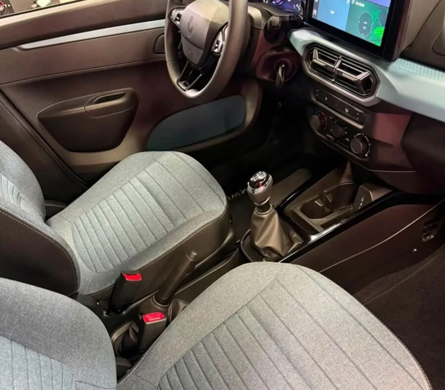Novo Renault Kwid 2027 tem fotos vazadas, terá novo visual e interior, confira o que muda e quando chega 4 Renault Kwid 2027 interior detalhes bancos