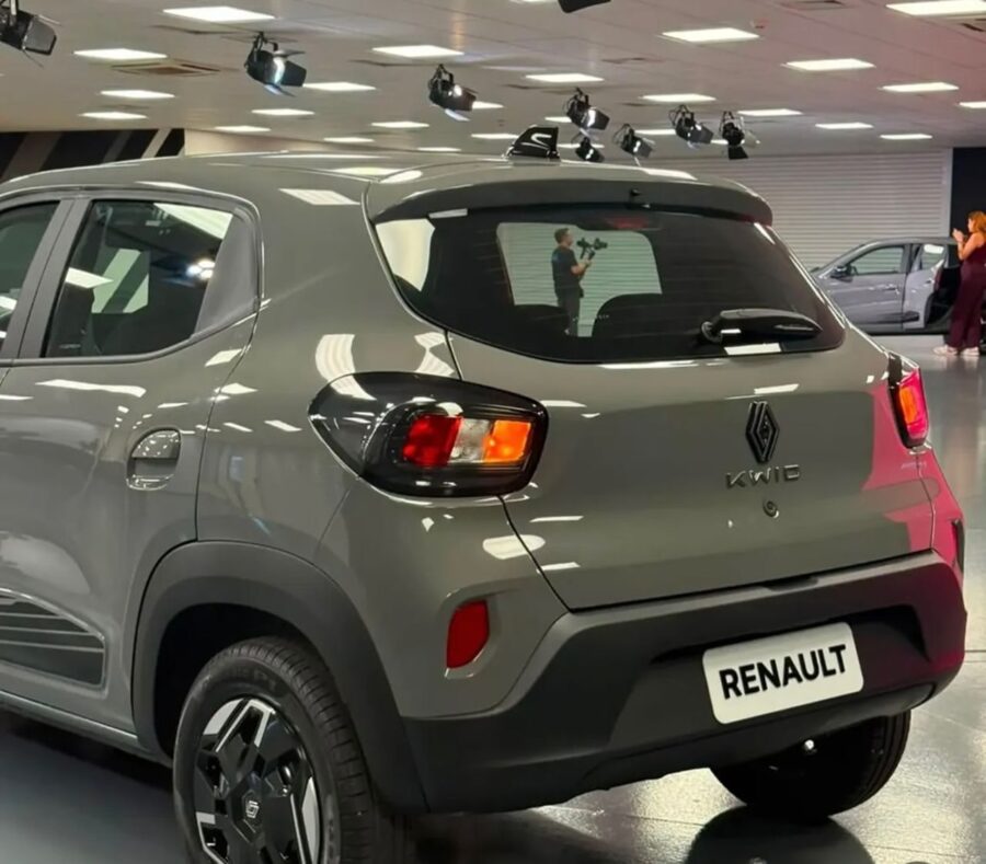 Novo Renault Kwid 2027 tem fotos vazadas, terá novo visual e interior, confira o que muda e quando chega 2 Renault Kwid 2027 traseira