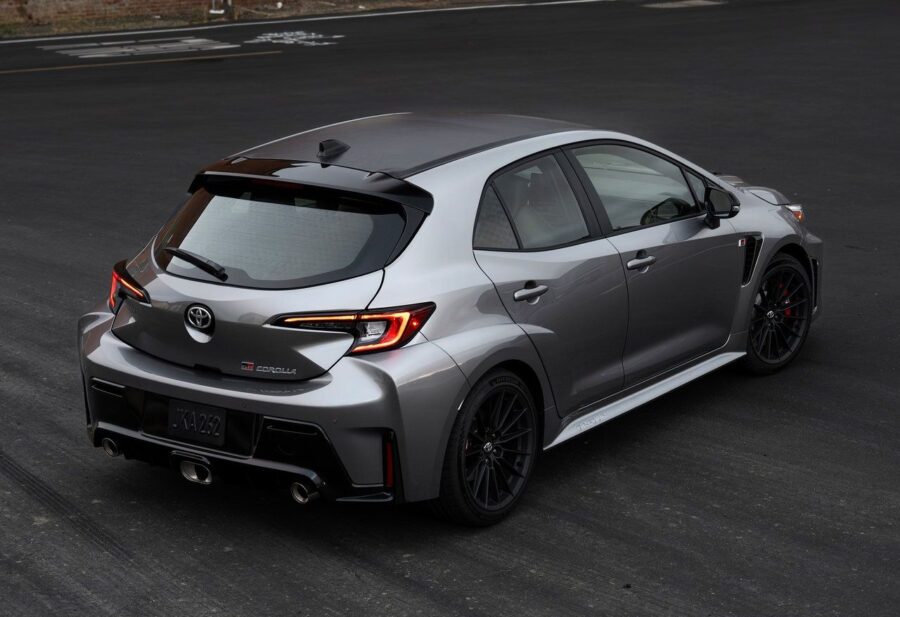 Novo Toyota GR Corolla 2027 chega ao Brasil com melhorias mecânicas e novo visual, confira os detalhes 4 Toyota GR Corolla 2026 2027 traseira