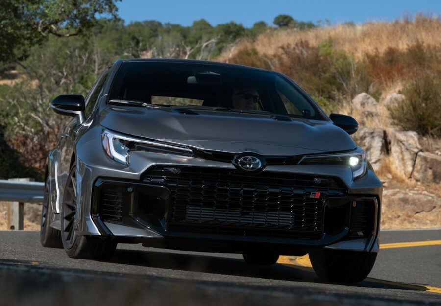 Novo Toyota GR Corolla 2027 chega ao Brasil com melhorias mecânicas e novo visual, confira os detalhes 2 Toyota GR Corolla 2026 2027 detalhe dianteiro