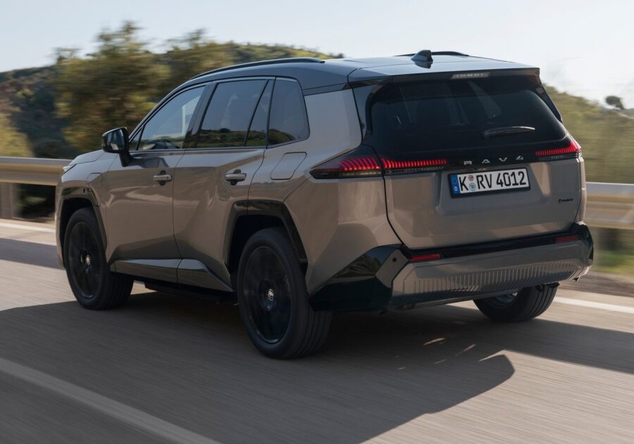 Toyota RAV4 PHEV 2027 chega ao Brasil com 329 cv de potência, porém o preço assusta 4 Toyota RAV4 PHEV 2027 traseira
