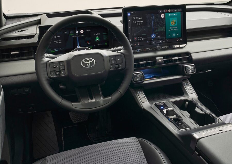 Toyota RAV4 PHEV 2027 chega ao Brasil com 329 cv de potência, porém o preço assusta 3 Toyota RAV4 PHEV 2026 2027 interior