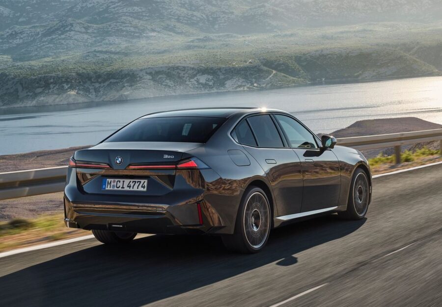 BMW revela novo Serie 3 2027 com visual inspirado no i3, motores a combustão eletrificados e versão M350 de 443 cv 2 BMW Serie 3 2027 traseira