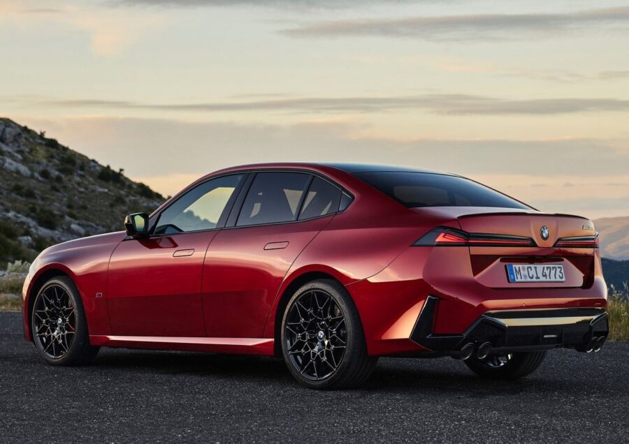 BMW revela novo Serie 3 2027 com visual inspirado no i3, motores a combustão eletrificados e versão M350 de 443 cv 7 BMW Serie 3 2027 2028 M350 xDrive traseira
