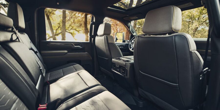 Chevrolet Silverado HD 2027: chega com motor diesel Duramax 8.3 V8 de 563 cv e capacidade de reboque maior do que caminhões 5 Chevrolet Silverado HD 2027 interior banco traseiro