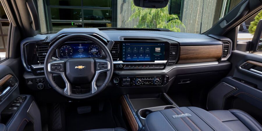 Chevrolet Silverado HD 2027: chega com motor diesel Duramax 8.3 V8 de 563 cv e capacidade de reboque maior do que caminhões 4 Chevrolet Silverado HD 2027 interior