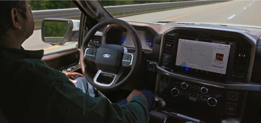 Ford F-150 2027 chega com visual atualizado, novo motor de entrada e mais tecnologia. Confira os detalhes 2 Ford F-150 2027 interior BlueCruise