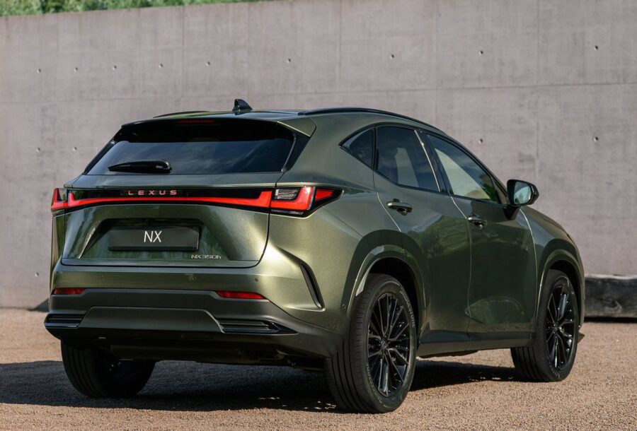 Lexus NX 2027: SUV compacto da marca de luxo vira 100% híbrido e ganha interior renovado 4 Lexus NX 2027 traseira rear view